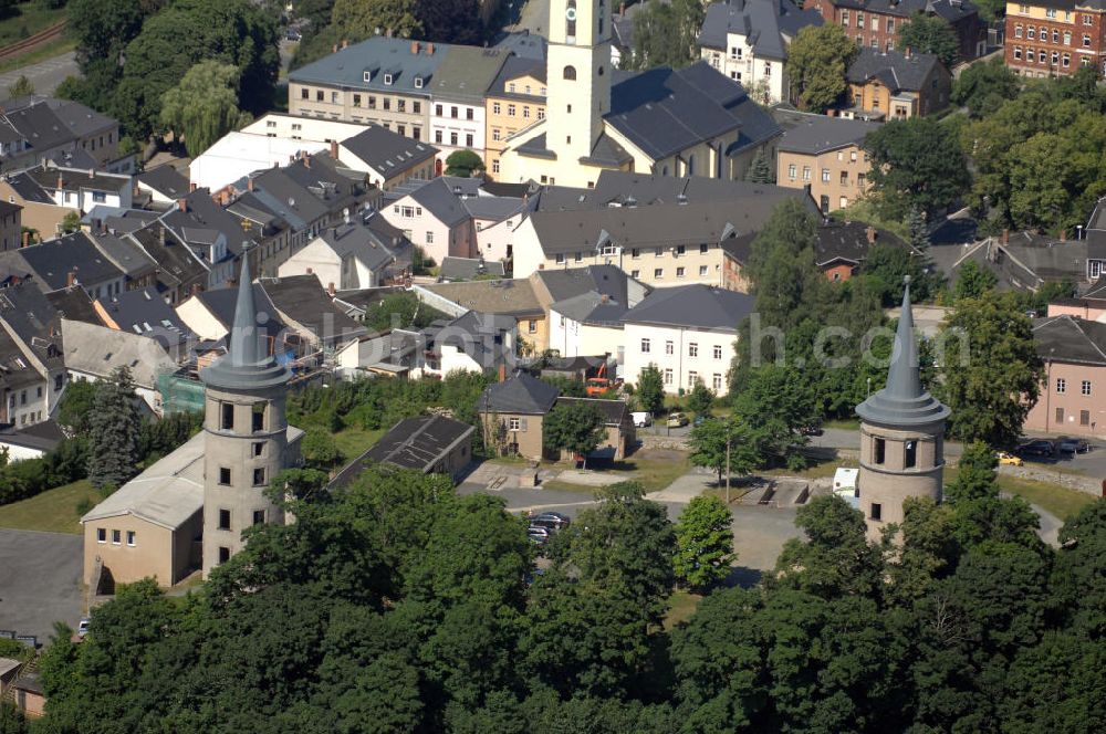 SCHLEIZ from above - Bis 1848, als die Landesregierung und das Fürstenhaus Reuß jüngere Linie nach Gera zogen, war Schleiz eine Residenzstadt. Im April 1945 wurde das Schleizer Schloss durch einen Bombenangriff der Alliierten zerstört. Im Vordergrund sieht man die noch erhalteten Türme. Dahinter sind die Stadtkirche und Wohnhäuser. Kontakt: Bahnhofstraße 1, 07907 Schleiz, Tel. +49 (0)3663 4804 0, Fax +49 (0)3663 423220, email info@schleiz.de