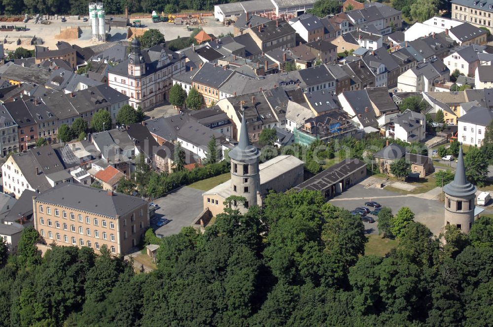 Aerial image SCHLEIZ - Bis 1848, als die Landesregierung und das Fürstenhaus Reuß jüngere Linie nach Gera zogen, war Schleiz eine Residenzstadt. Im April 1945 wurde das Schleizer Schloss durch einen Bombenangriff der Alliierten zerstört. Im Vordergrund sieht man die noch erhalteten Türme. Dahinter sind die Stadtkirche und Wohnhäuser. Kontakt: Bahnhofstraße 1, 07907 Schleiz, Tel. +49 (0)3663 4804 0, Fax +49 (0)3663 423220, email info@schleiz.de