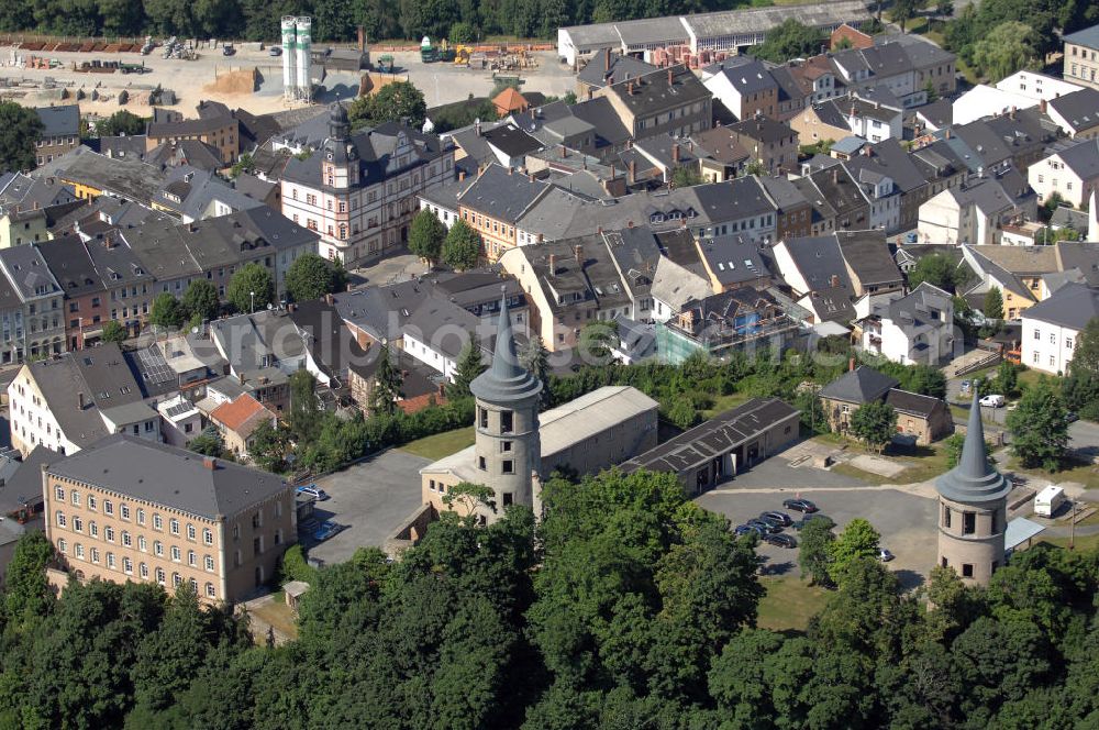 Aerial photograph SCHLEIZ - Bis 1848, als die Landesregierung und das Fürstenhaus Reuß jüngere Linie nach Gera zogen, war Schleiz eine Residenzstadt. Im April 1945 wurde das Schleizer Schloss durch einen Bombenangriff der Alliierten zerstört. Im Vordergrund sieht man die noch erhalteten Türme. Dahinter sind die Stadtkirche und Wohnhäuser. Kontakt: Bahnhofstraße 1, 07907 Schleiz, Tel. +49 (0)3663 4804 0, Fax +49 (0)3663 423220, email info@schleiz.de