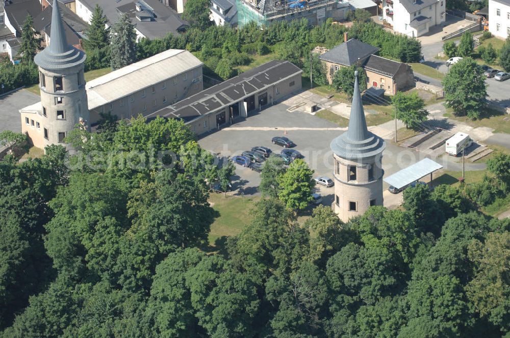 SCHLEIZ from above - Bis 1848, als die Landesregierung und das Fürstenhaus Reuß jüngere Linie nach Gera zogen, war Schleiz eine Residenzstadt. Im April 1945 wurde das Schleizer Schloss durch einen Bombenangriff der Alliierten zerstört. Im Vordergrund sieht man die noch erhalteten Türme. Dahinter sind die Stadtkirche und Wohnhäuser. Kontakt: Bahnhofstraße 1, 07907 Schleiz, Tel. +49 (0)3663 4804 0, Fax +49 (0)3663 423220, email info@schleiz.de