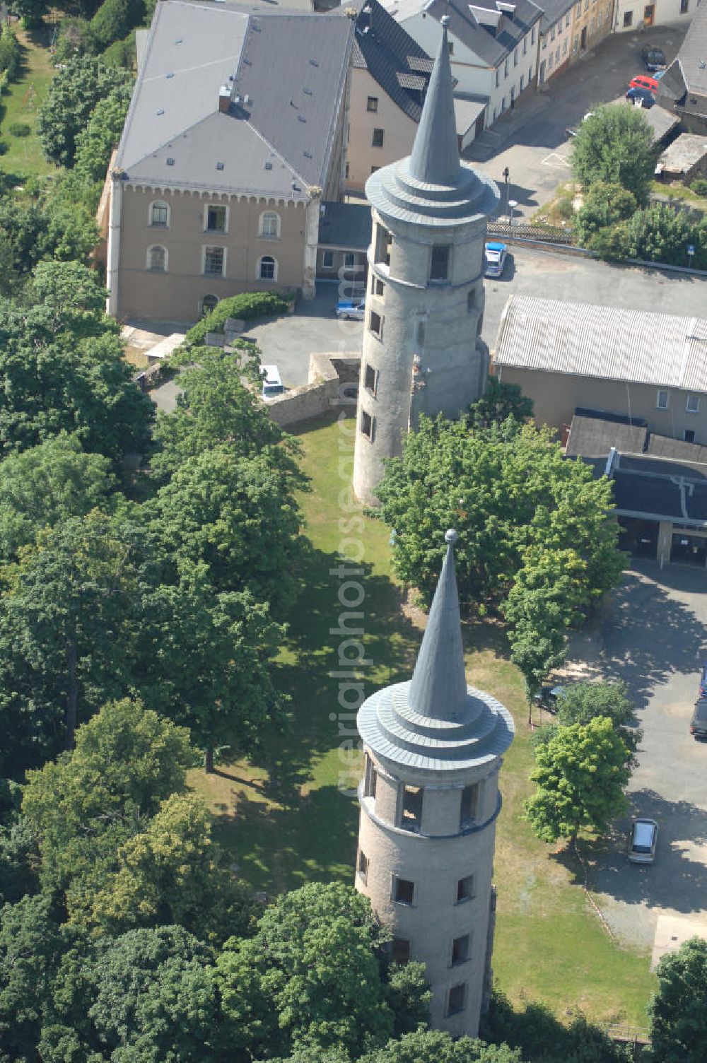 SCHLEIZ from the bird's eye view: Bis 1848, als die Landesregierung und das Fürstenhaus Reuß jüngere Linie nach Gera zogen, war Schleiz eine Residenzstadt. Im April 1945 wurde das Schleizer Schloss durch einen Bombenangriff der Alliierten zerstört. Im Vordergrund sieht man die noch erhalteten Türme. Dahinter sind die Stadtkirche und Wohnhäuser. Kontakt: Bahnhofstraße 1, 07907 Schleiz, Tel. +49 (0)3663 4804 0, Fax +49 (0)3663 423220, email info@schleiz.de