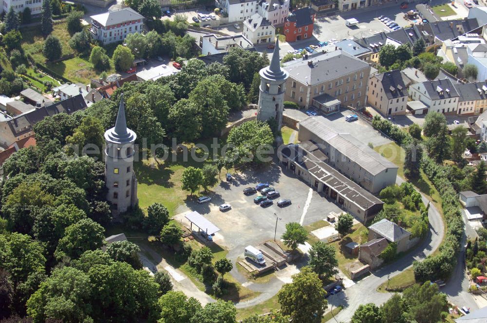 Aerial image SCHLEIZ - Bis 1848, als die Landesregierung und das Fürstenhaus Reuß jüngere Linie nach Gera zogen, war Schleiz eine Residenzstadt. Im April 1945 wurde das Schleizer Schloss durch einen Bombenangriff der Alliierten zerstört. Im Vordergrund sieht man die noch erhalteten Türme. Dahinter sind die Stadtkirche und Wohnhäuser. Kontakt: Bahnhofstraße 1, 07907 Schleiz, Tel. +49 (0)3663 4804 0, Fax +49 (0)3663 423220, email info@schleiz.de