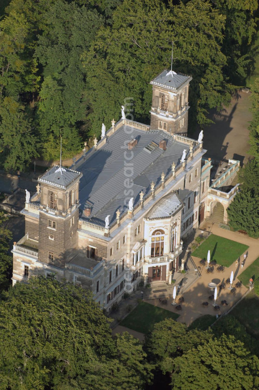 Dresden from above - Blick auf das Schloss Albrechtsberg am rechten Elbufer in Dresden. Es wurde zwischen 1850 und 1854 für den preußischen Prinzen Albrecht gebaut. Architekt des preußisch-klassizistischen Schlosses war Adolf Lohse. Zum Schloss gehört außerdem noch ein Garten, der seit 1930 öffentlich zugänglich ist. In der DDR nutze man es auch als Freizeitzentrum für Kinder wo es als Pionierpalast Walter Ulbricht bekannt war. Heutzutage finden diverse Veranstaltungen auf dem Schloss statt. Diese reichen von Konzerten über Kongresse bis hin zu Trauungen. Betreiber ist die Konzert- und Kongressgesellschaft mbH Dresden. Kontakt: Konzert- und Kongressgesellschaft mbH Dresden Kulturpalast / Schloß Albrechtsberg, Anschrift Schloß Albrechtsberg: Bautzner Str. 130 01067 Dresden, Tel. +49(0)351 4866 0, Fax +49(0)351 4866 269, Email: schloss@kkg-dresden.com