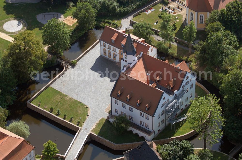 Belgershain from above - Blick auf das Schloss in Belgershain. Diese Sumpfburg wurde im 11. oder 12. Jahrhundert erbaut. Heute beherbergt das Schloss u.a. Vereinszimmer und einen Jugendklub. Im ehemaligen Kavaliershaus ist heute das Rathaus der Stadt untergebracht. Kontakt: Gemeinde Belgershain, Schloßstraße 1, 04683 Belgershain, Tel. +49 (0)34347 50 265, Fax +49 (0)34347 51 670, Homepage