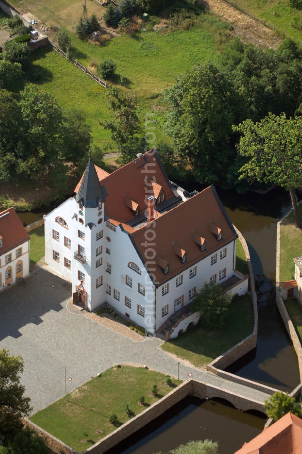 Belgershain from the bird's eye view: Blick auf das Schloss in Belgershain. Diese Sumpfburg wurde im 11. oder 12. Jahrhundert erbaut. Heute beherbergt das Schloss u.a. Vereinszimmer und einen Jugendklub. Im ehemaligen Kavaliershaus ist heute das Rathaus der Stadt untergebracht. Kontakt: Gemeinde Belgershain, Schloßstraße 1, 04683 Belgershain, Tel. +49 (0)34347 50 265, Fax +49 (0)34347 51 670, Homepage