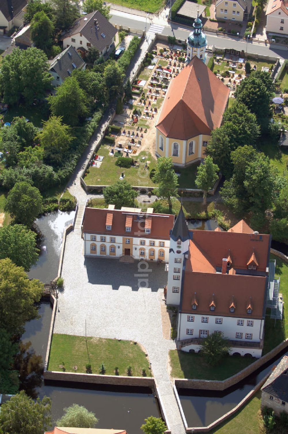 Aerial image Belgershain - Blick auf das Schloss in Belgershain. Diese Sumpfburg wurde im 11. oder 12. Jahrhundert erbaut. Heute beherbergt das Schloss u.a. Vereinszimmer und einen Jugendklub. Im ehemaligen Kavaliershaus ist heute das Rathaus der Stadt untergebracht. Dahinter ist die barocke Johanniskirche zu Belgershain (1686) erkennbar. Kontakt: Gemeinde Belgershain, Schloßstraße 1, 04683 Belgershain, Tel. +49 (0)34347 50 265, Fax +49 (0)34347 51 670, Homepage