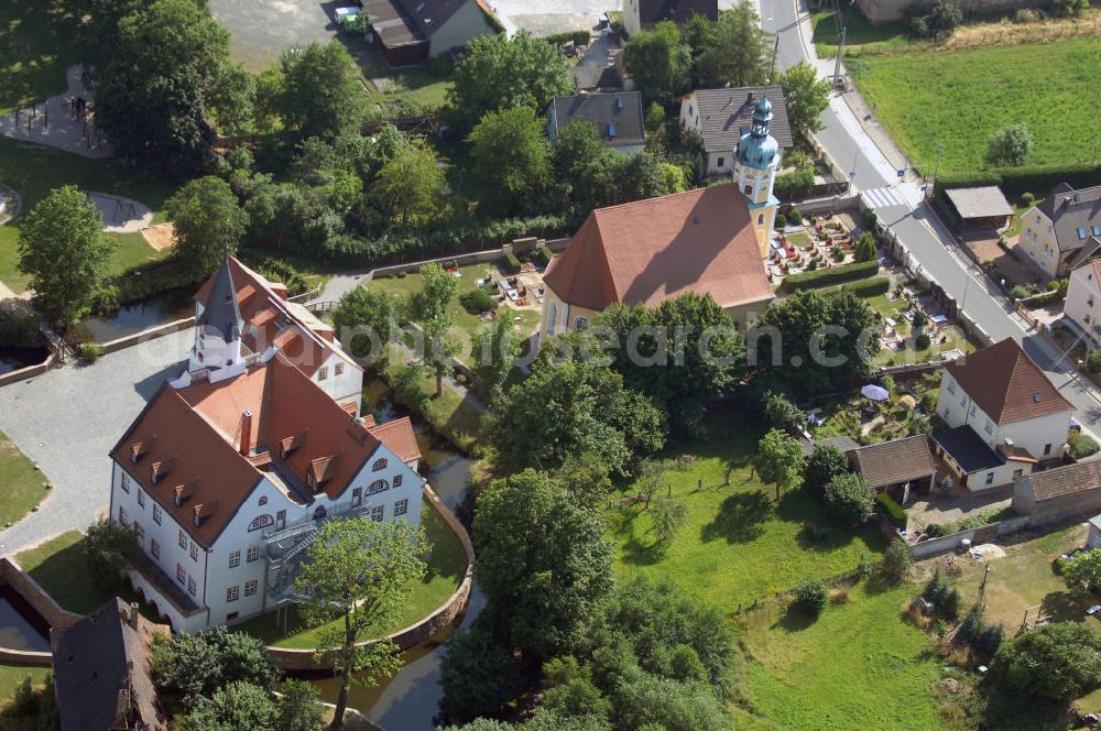 Belgershain from above - Blick auf das Schloss in Belgershain. Diese Sumpfburg wurde im 11. oder 12. Jahrhundert erbaut. Heute beherbergt das Schloss u.a. Vereinszimmer und einen Jugendklub. Im ehemaligen Kavaliershaus ist heute das Rathaus der Stadt untergebracht. Dahinter ist die barocke Johanniskirche zu Belgershain (1686) erkennbar. Kontakt: Gemeinde Belgershain, Schloßstraße 1, 04683 Belgershain, Tel. +49 (0)34347 50 265, Fax +49 (0)34347 51 670, Homepage