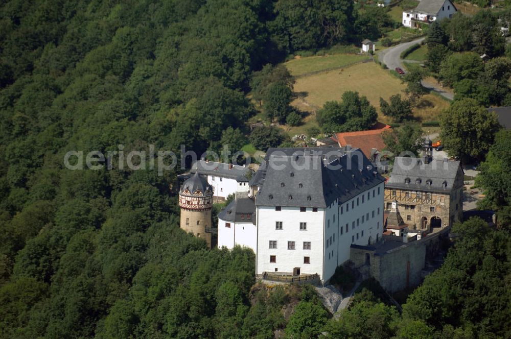 Aerial image Burgk - Blick auf das Schloss in Burgk. Das Schloss Burgk ist ein am Ausgleichbecken der Bleilochtalsperre gelegenes Schloss der Fürsten Reuß. Auf einem Felsmassiv gelegen, hat man von der nicht mehr original erhaltenen Eisbrücke, die das Ausgleichbecken überspannt, einen malerischen Blick auf die Anlage. Das sehr gut erhaltene Schloss hat noch den Charakter einer Burg mit vielen mittelalterlichen Details. So ist der ursprüngliche Palas noch komplett erhalten, ebenso der Bergfried und die Zugbrücke. Kontakt: Museum Schloß Burgk, 07907 Burgk - Saale, Tel. (0)36 63 40 01 19, Fax +49 (0)36 63 40 28 21, Email museum@schloss-burgk.de