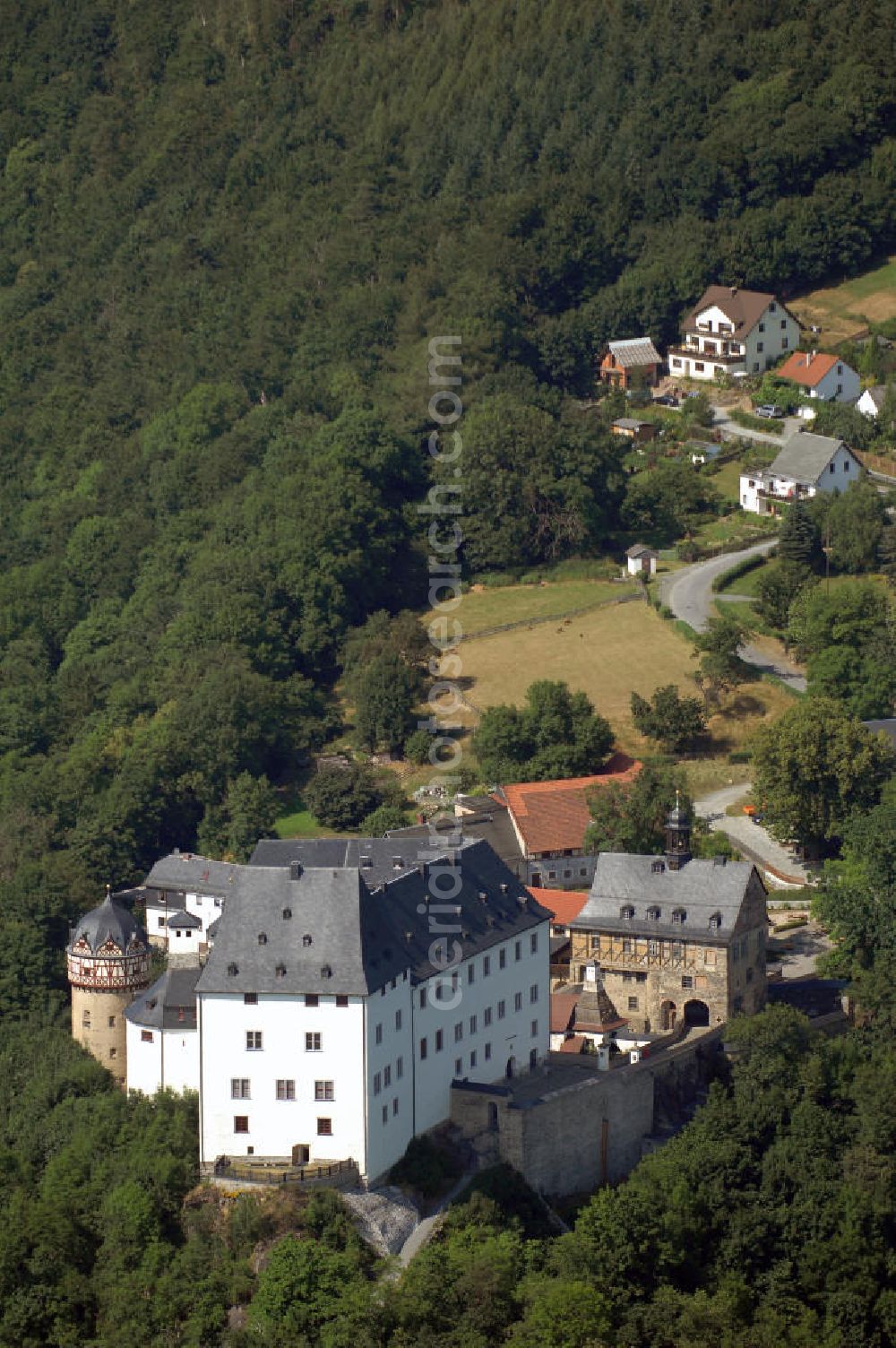 Aerial photograph Burgk - Blick auf das Schloss in Burgk. Das Schloss Burgk ist ein am Ausgleichbecken der Bleilochtalsperre gelegenes Schloss der Fürsten Reuß. Auf einem Felsmassiv gelegen, hat man von der nicht mehr original erhaltenen Eisbrücke, die das Ausgleichbecken überspannt, einen malerischen Blick auf die Anlage. Das sehr gut erhaltene Schloss hat noch den Charakter einer Burg mit vielen mittelalterlichen Details. So ist der ursprüngliche Palas noch komplett erhalten, ebenso der Bergfried und die Zugbrücke. Kontakt: Museum Schloß Burgk, 07907 Burgk - Saale, Tel. (0)36 63 40 01 19, Fax +49 (0)36 63 40 28 21, Email museum@schloss-burgk.de