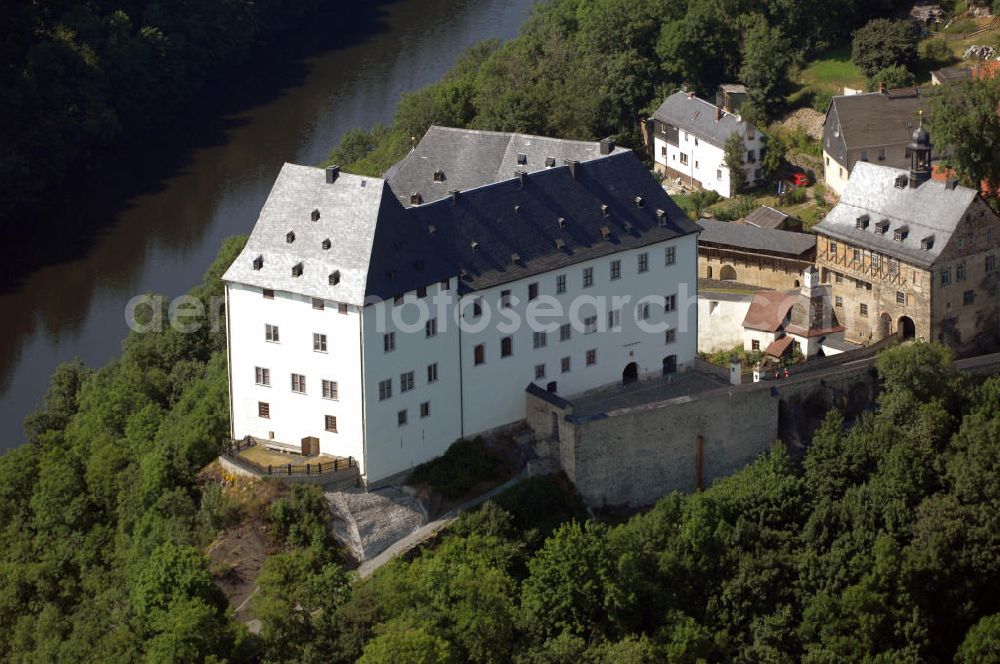 Burgk from above - Blick auf das Schloss in Burgk. Das Schloss Burgk ist ein am Ausgleichbecken der Bleilochtalsperre gelegenes Schloss der Fürsten Reuß. Auf einem Felsmassiv gelegen, hat man von der nicht mehr original erhaltenen Eisbrücke, die das Ausgleichbecken überspannt, einen malerischen Blick auf die Anlage. Das sehr gut erhaltene Schloss hat noch den Charakter einer Burg mit vielen mittelalterlichen Details. So ist der ursprüngliche Palas noch komplett erhalten, ebenso der Bergfried und die Zugbrücke. Kontakt: Museum Schloß Burgk, 07907 Burgk - Saale, Tel. (0)36 63 40 01 19, Fax +49 (0)36 63 40 28 21, Email museum@schloss-burgk.de