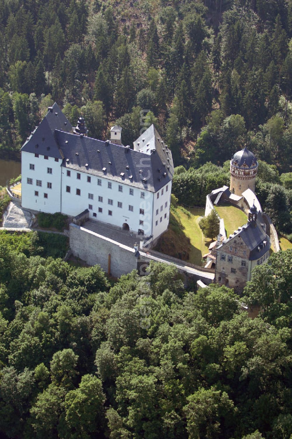 Aerial image Burgk - Blick auf das Schloss in Burgk. Das Schloss Burgk ist ein am Ausgleichbecken der Bleilochtalsperre gelegenes Schloss der Fürsten Reuß. Auf einem Felsmassiv gelegen, hat man von der nicht mehr original erhaltenen Eisbrücke, die das Ausgleichbecken überspannt, einen malerischen Blick auf die Anlage. Das sehr gut erhaltene Schloss hat noch den Charakter einer Burg mit vielen mittelalterlichen Details. So ist der ursprüngliche Palas noch komplett erhalten, ebenso der Bergfried und die Zugbrücke. Kontakt: Museum Schloß Burgk, 07907 Burgk - Saale, Tel. (0)36 63 40 01 19, Fax +49 (0)36 63 40 28 21, Email museum@schloss-burgk.de