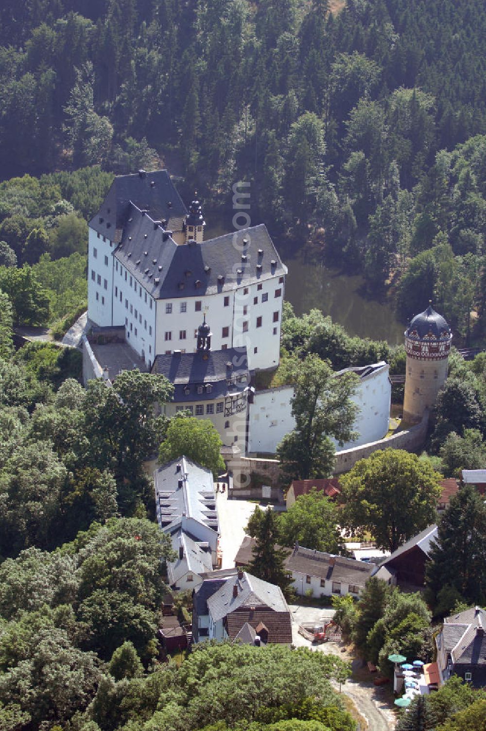 Aerial photograph Burgk - Blick auf das Schloss in Burgk. Das Schloss Burgk ist ein am Ausgleichbecken der Bleilochtalsperre gelegenes Schloss der Fürsten Reuß. Auf einem Felsmassiv gelegen, hat man von der nicht mehr original erhaltenen Eisbrücke, die das Ausgleichbecken überspannt, einen malerischen Blick auf die Anlage. Das sehr gut erhaltene Schloss hat noch den Charakter einer Burg mit vielen mittelalterlichen Details. So ist der ursprüngliche Palas noch komplett erhalten, ebenso der Bergfried und die Zugbrücke. Kontakt: Museum Schloß Burgk, 07907 Burgk - Saale, Tel. (0)36 63 40 01 19, Fax +49 (0)36 63 40 28 21, Email museum@schloss-burgk.de