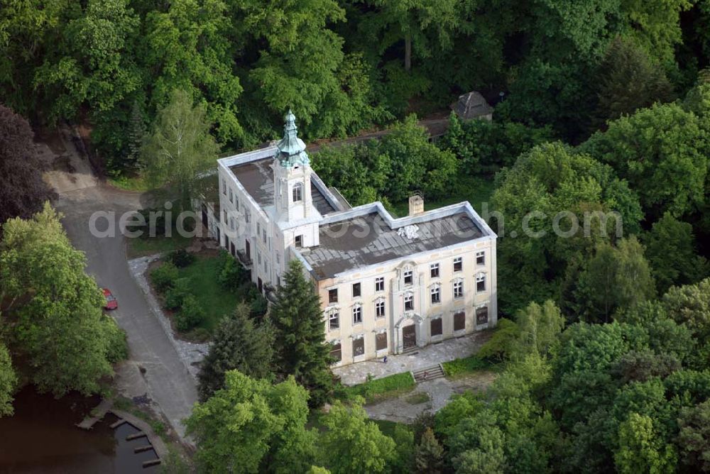 Aerial image Schönwalde - Schönwalde in Brandenburg. Schloss Dammsmühle ist ein Barockschloss im Barnim. Es wurde 1768 von dem Berliner Lederfabrikanten Peter Friedrich Damm als zweigeschossiges Palais in einem Waldstück westlich des Dorfes Schönwalde, einem heutigen Ortsteil von Wandlitz, errichtet.