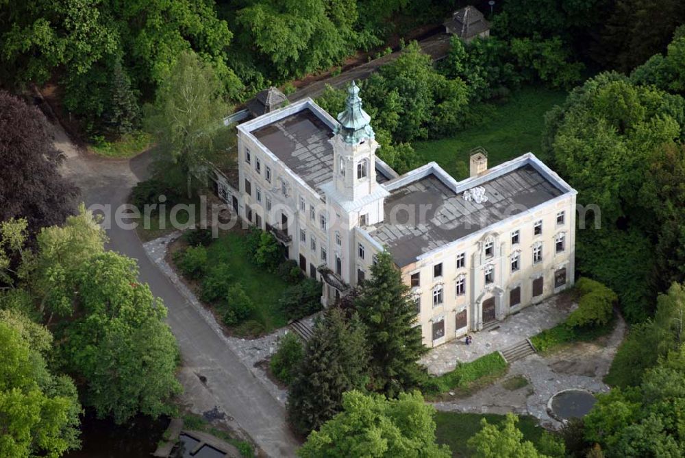 Aerial photograph Schönwalde - Schönwalde in Brandenburg. Schloss Dammsmühle ist ein Barockschloss im Barnim. Es wurde 1768 von dem Berliner Lederfabrikanten Peter Friedrich Damm als zweigeschossiges Palais in einem Waldstück westlich des Dorfes Schönwalde, einem heutigen Ortsteil von Wandlitz, errichtet.