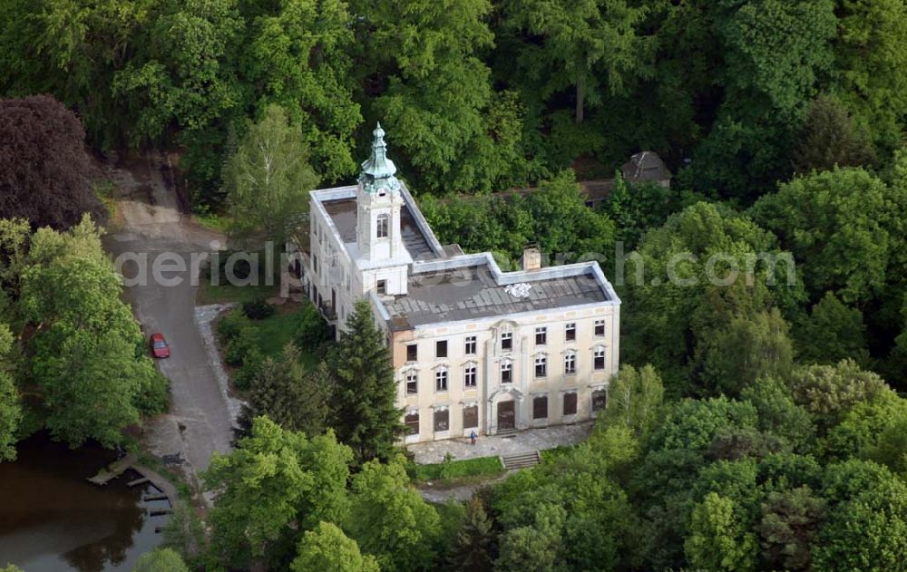 Schönwalde from above - Schönwalde in Brandenburg. Schloss Dammsmühle ist ein Barockschloss im Barnim. Es wurde 1768 von dem Berliner Lederfabrikanten Peter Friedrich Damm als zweigeschossiges Palais in einem Waldstück westlich des Dorfes Schönwalde, einem heutigen Ortsteil von Wandlitz, errichtet.