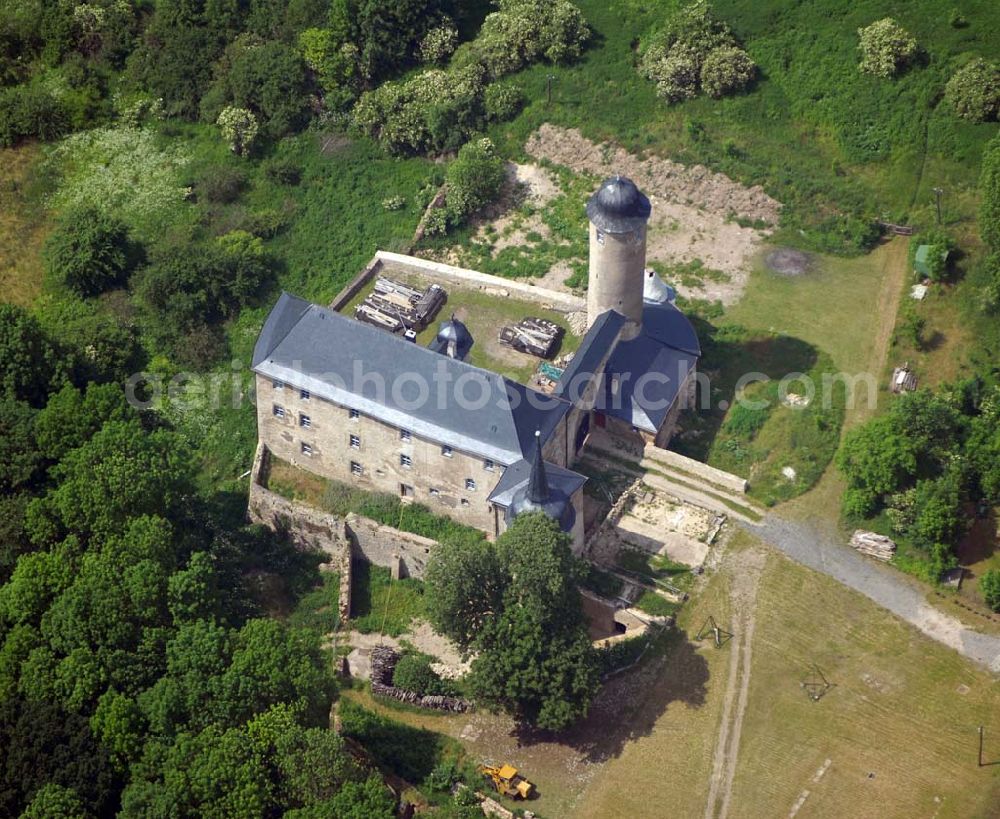 Aerial image Kromsdorf - Die Schlossanlage Denstedt liegt auf einem flachen Bergsporn westlich des Ortes. Denstedt gehört zur Gemeinde Kromsdorf und liegt etwa 8 km nordöstlich von Weimar.Das Gelände fällt im Norden zur Ilm und im Westen zum Erlenbach hin ab. Im südlichen Tal schließt sich eine Parkanlage an, die der Erlenbach durchfließt. Der markante Bergfried der dem Ort westlich vorgelagerten Schlossanlage ist von der Landstraße aus Tiefurt kommend schon von weitem sichtbar.