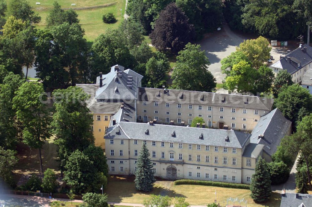 Aerial image Ebersdorf - Blick auf das Schloss in Ebersdorf. Es wurde 1692 unter der Regierung des Grafen Heinrich X. gebaut und ist die einzige noch unversehrte Anlage ehemaliger Schlösser von Reuß jüngerer Linie. Derzeit ist es ungenutzt. Kontakt: Bürgerservice / Touristinformation, Markt 1, 07929 Saalburg-Ebersdorf, Tel. +49 (0)36647 29080, Fax +49 (0)36647 29088