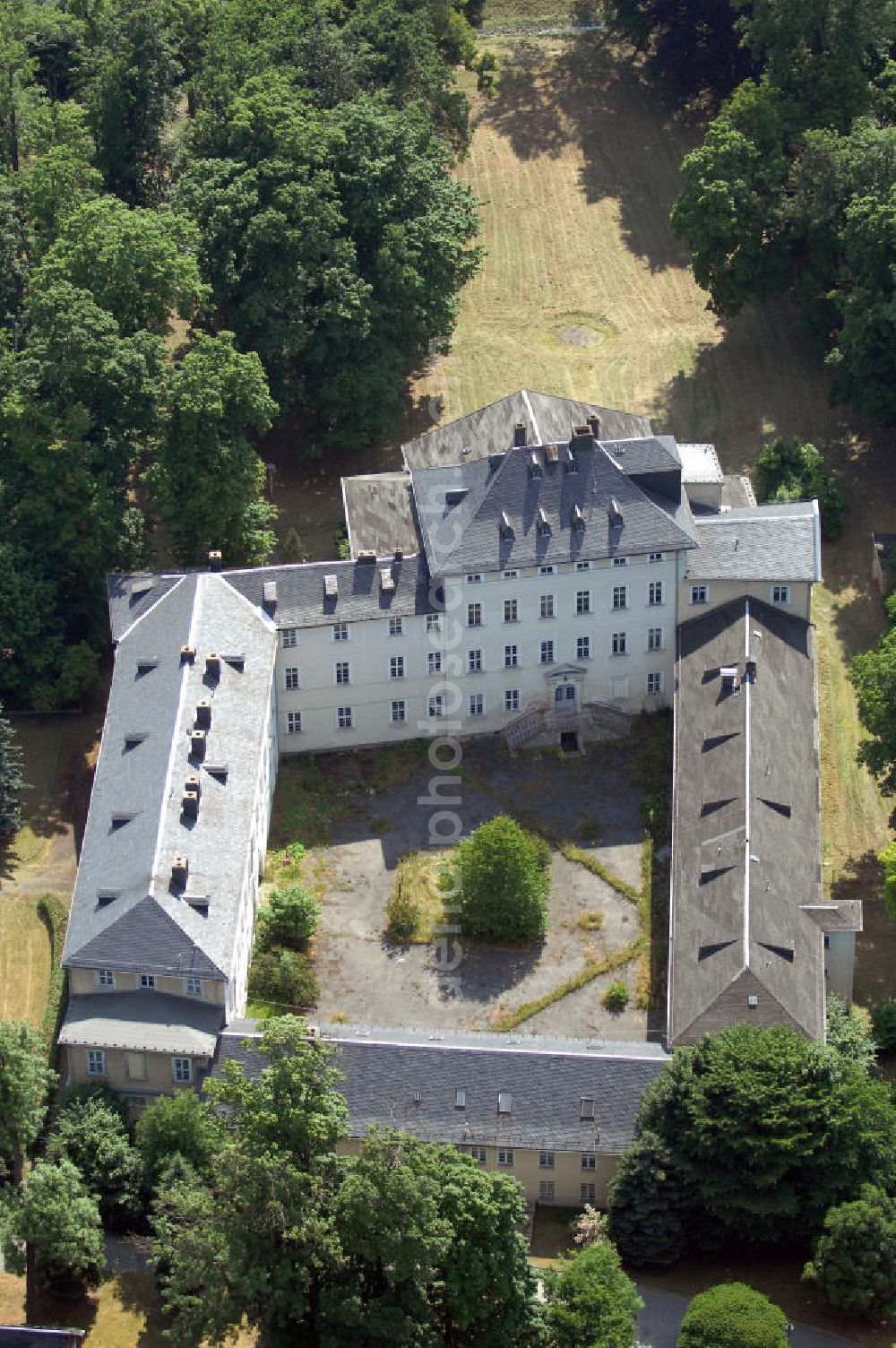 Ebersdorf from above - Blick auf das Schloss in Ebersdorf. Es wurde 1692 unter der Regierung des Grafen Heinrich X. gebaut und ist die einzige noch unversehrte Anlage ehemaliger Schlösser von Reuß jüngerer Linie. Derzeit ist es ungenutzt. Kontakt: Bürgerservice / Touristinformation, Markt 1, 07929 Saalburg-Ebersdorf, Tel. +49 (0)36647 29080, Fax +49 (0)36647 29088