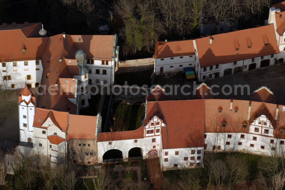 Glauchau from above - Blick auf Schloss Glauchau. Das Schloss wurde zwischen 1170 und 1180 als Burg erbaut und wurde von 1470 bis 1485 in ein spätgotisches Wohnschloss umgebaut. Heute beherbert das Schloss die Museum und Kunstsammlung, die Stadt- und Kreisbibliothek Georgius Agricola, die Galerie art gluchowe, den Konzertsaal und die Musikschule. Kontakt: Museum und Kunstsammlung, Schloß Hinterglauchau, 08371 Glauchau, Tel. 03763 2931, E-Mail schlossmuseum@glauchau.de