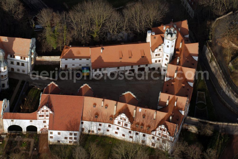 Glauchau from the bird's eye view: Blick auf Schloss Glauchau. Das Schloss wurde zwischen 1170 und 1180 als Burg erbaut und wurde von 1470 bis 1485 in ein spätgotisches Wohnschloss umgebaut. Heute beherbert das Schloss die Museum und Kunstsammlung, die Stadt- und Kreisbibliothek Georgius Agricola, die Galerie art gluchowe, den Konzertsaal und die Musikschule. Kontakt: Museum und Kunstsammlung, Schloß Hinterglauchau, 08371 Glauchau, Tel. 03763 2931, E-Mail schlossmuseum@glauchau.de