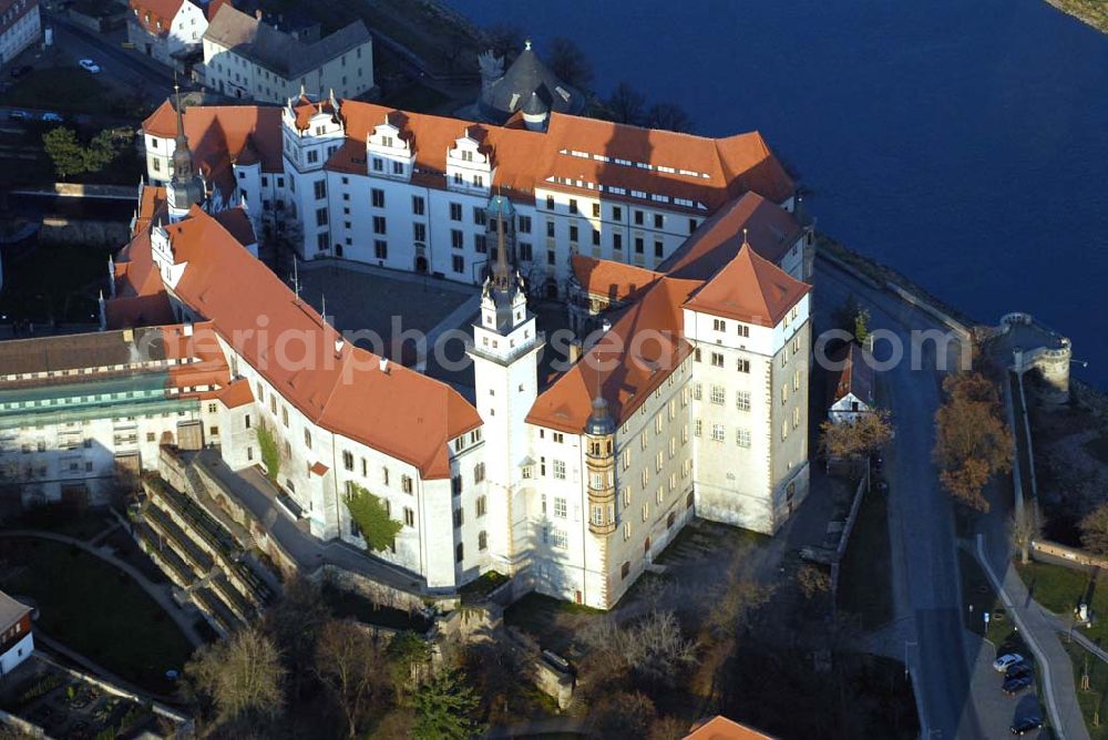 Torgau from above - Blick auf Schloss Hartenfels an der Elbe. Es ist ein prachtvolles Renaissanceschloss in der Stadt Torgau im Freistaat Sachsen.Der Schlossbau wurde im 15. Jahrhundert von Konrad Pflüger, einem Schüler Arnolds von Westfalen begonnen und im 16. Jahrhundert von Konrad Krebs fortgeführt. Es war einer der Hofhaltungssitze der sächsischen Kurfürsten aus dem Hause Wettin und ist das größte vollständig erhaltene Schloss der Frührenaissance Deutschlands. Im Schlossinneren befindet sich der Wendelstein, eine fast 20 Meter hohe freitragende steinerne Wendeltreppe. Die Kapelle von Schloss Hartenfels war der erste protestantische Kirchenbau der Welt. Sie wurde 1544 von Martin Luther eingeweiht. Nachdem die albertinischen Wettiner im 16. Jahrhundert ihren Hofhaltungssitz dauerhaft nach Dresden verlegten, wurde das Schloss hauptsächlich als Verwaltungsgebäude genutzt. 1815 gelangte es an das Königreich Preußen und diente nunmehr der preußischen Verwaltung des neugebildeten Kreises Torgau.