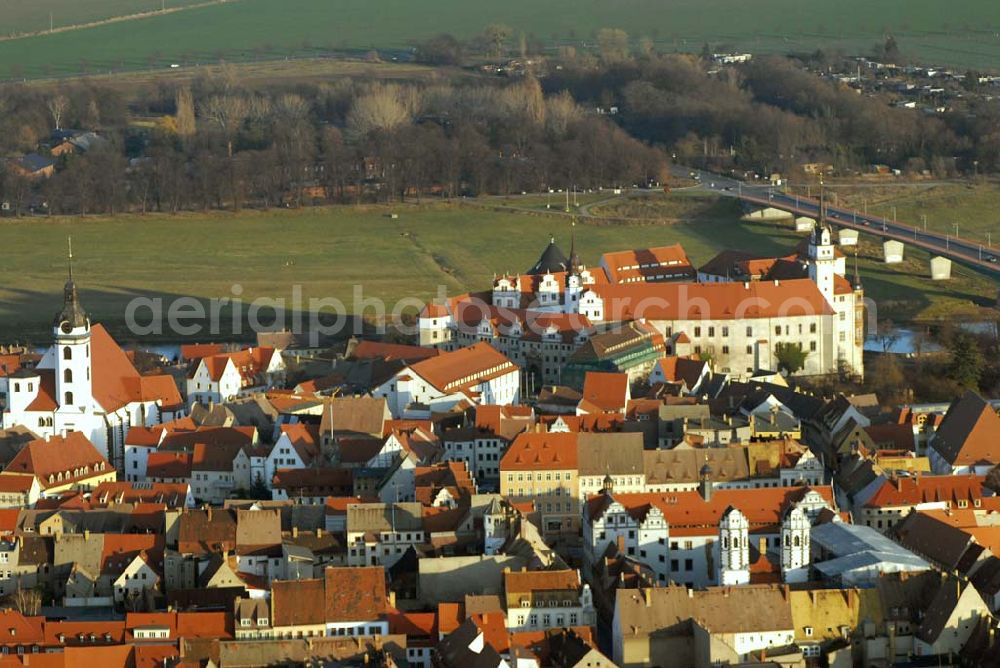 Torgau from above - Blick auf Schloss Hartenfels an der Elbe. Es ist ein prachtvolles Renaissanceschloss in der Stadt Torgau im Freistaat Sachsen.Der Schlossbau wurde im 15. Jahrhundert von Konrad Pflüger, einem Schüler Arnolds von Westfalen begonnen und im 16. Jahrhundert von Konrad Krebs fortgeführt. Es war einer der Hofhaltungssitze der sächsischen Kurfürsten aus dem Hause Wettin und ist das größte vollständig erhaltene Schloss der Frührenaissance Deutschlands. Im Schlossinneren befindet sich der Wendelstein, eine fast 20 Meter hohe freitragende steinerne Wendeltreppe. Die Kapelle von Schloss Hartenfels war der erste protestantische Kirchenbau der Welt. Sie wurde 1544 von Martin Luther eingeweiht. Nachdem die albertinischen Wettiner im 16. Jahrhundert ihren Hofhaltungssitz dauerhaft nach Dresden verlegten, wurde das Schloss hauptsächlich als Verwaltungsgebäude genutzt. 1815 gelangte es an das Königreich Preußen und diente nunmehr der preußischen Verwaltung des neugebildeten Kreises Torgau.