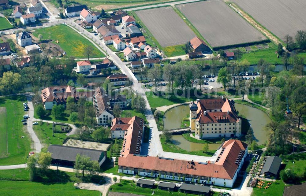 Hohenkammer (LK Freising) from the bird's eye view: Blick auf das Schloss Hohenkammer. Der Bau stammt aus dem 15. Jhd. Heute befinden sich hier ein Tagungshotel und ein Restaurant. Kontakt: