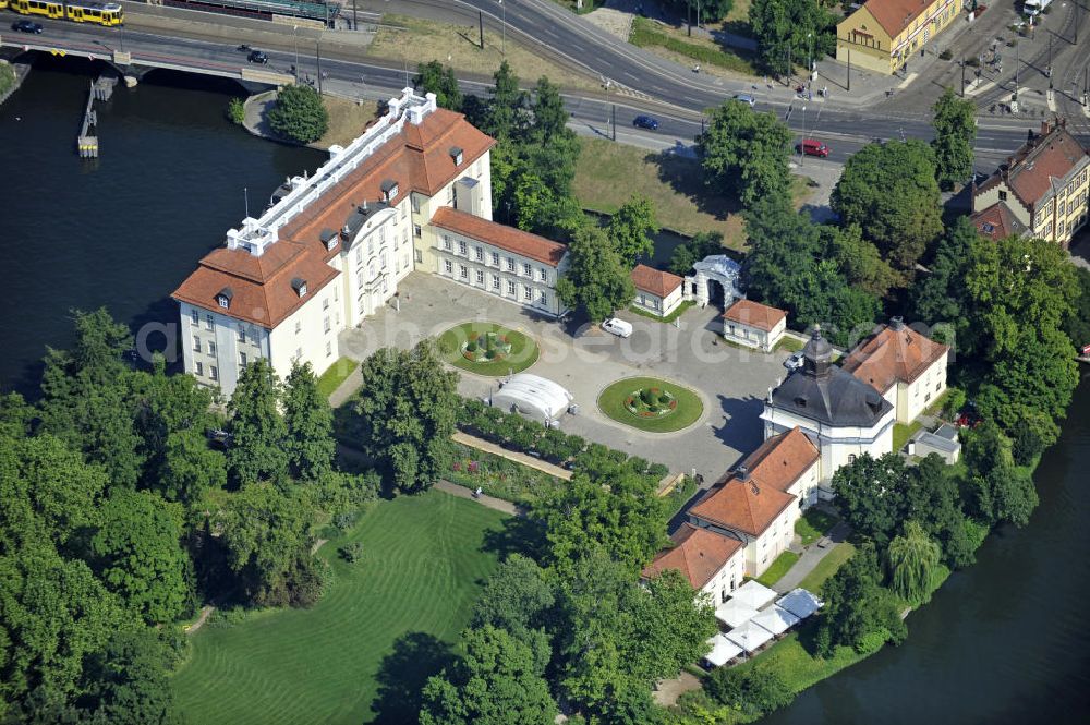 Aerial photograph Berlin - Das barocke Schloss Köpenick, das ein Kunstgewerbemuseum beherbergt, mit der gegenüberliegenden Schlosskirche an der Dahme. The Baroque Palace Koepenick, which houses an arts and crafts museum, with the Castle Church on the opposite side at the river Dahme.