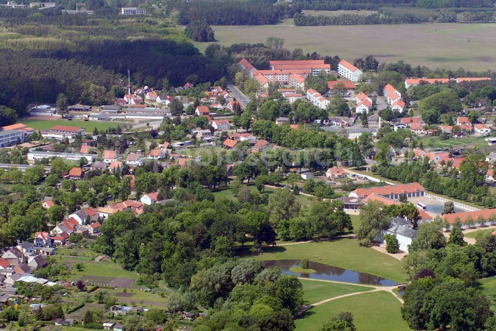 Neuhardenberg from the bird's eye view: Neuhardenberg ist eine Gemeinde im Bundesland Brandenburg im Landkreis Märkisch-Oderland. Die Gemeinde ist Sitz des gleichnamigen Amtes; Hotel Schloss Neuhardenberg; Schinkelplatz; D-15320 Neuhardenberg; Tel. +49 (0)33476 – 600-0 Fax +49 (0)33476 – 600-800; hotel@schlossneuhardenberg.de;