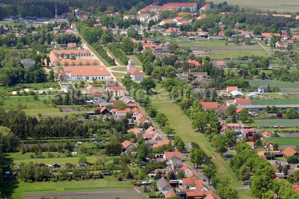 Aerial image Neuhardenberg - Neuhardenberg ist eine Gemeinde im Bundesland Brandenburg im Landkreis Märkisch-Oderland. Die Gemeinde ist Sitz des gleichnamigen Amtes; Hotel Schloss Neuhardenberg; Schinkelplatz; D-15320 Neuhardenberg; Tel. +49 (0)33476 – 600-0 Fax +49 (0)33476 – 600-800; hotel@schlossneuhardenberg.de;