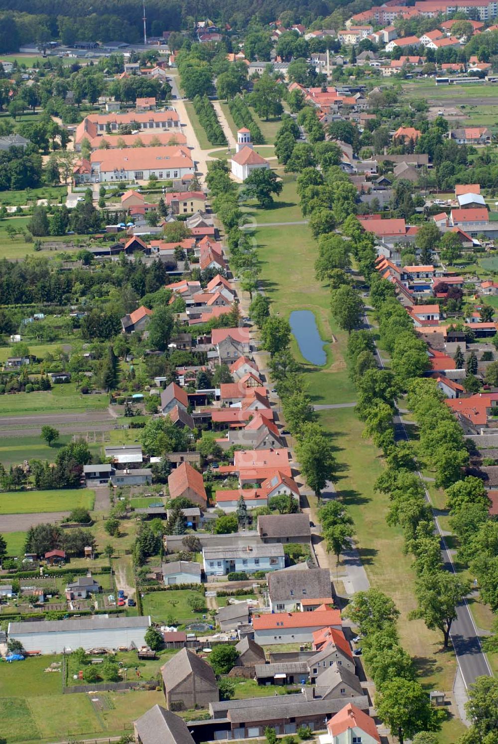 Aerial photograph Neuhardenberg - Neuhardenberg ist eine Gemeinde im Bundesland Brandenburg im Landkreis Märkisch-Oderland. Die Gemeinde ist Sitz des gleichnamigen Amtes; Hotel Schloss Neuhardenberg; Schinkelplatz; D-15320 Neuhardenberg; Tel. +49 (0)33476 – 600-0 Fax +49 (0)33476 – 600-800; hotel@schlossneuhardenberg.de;