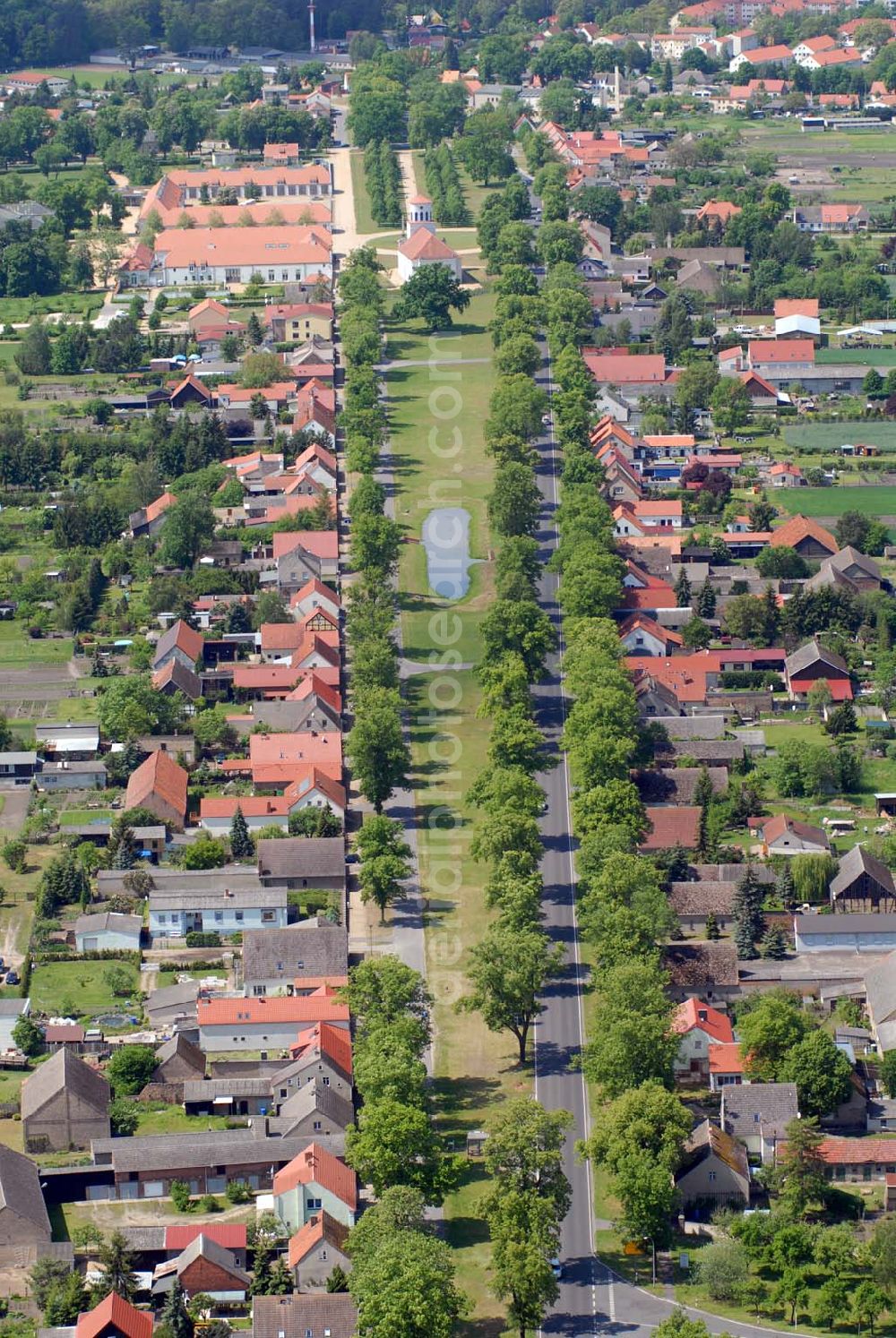 Neuhardenberg from above - Neuhardenberg ist eine Gemeinde im Bundesland Brandenburg im Landkreis Märkisch-Oderland. Die Gemeinde ist Sitz des gleichnamigen Amtes; Hotel Schloss Neuhardenberg; Schinkelplatz; D-15320 Neuhardenberg; Tel. +49 (0)33476 – 600-0 Fax +49 (0)33476 – 600-800; hotel@schlossneuhardenberg.de;