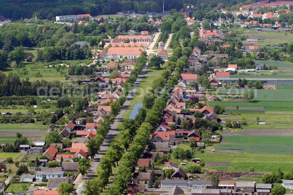 Neuhardenberg from the bird's eye view: Neuhardenberg ist eine Gemeinde im Bundesland Brandenburg im Landkreis Märkisch-Oderland. Die Gemeinde ist Sitz des gleichnamigen Amtes; Hotel Schloss Neuhardenberg; Schinkelplatz; D-15320 Neuhardenberg; Tel. +49 (0)33476 – 600-0 Fax +49 (0)33476 – 600-800; hotel@schlossneuhardenberg.de;