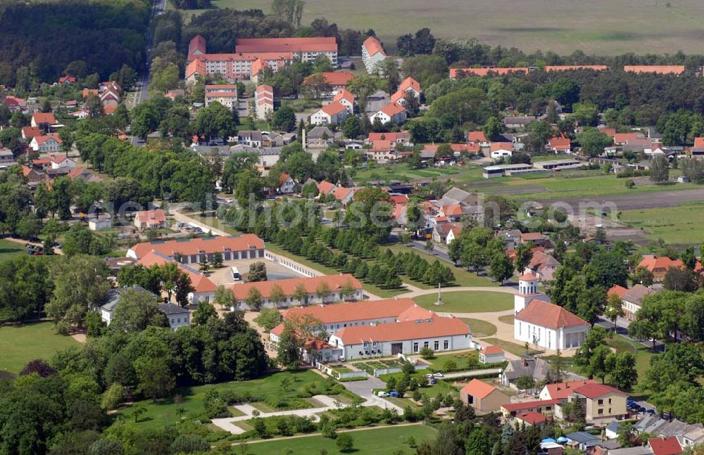 Aerial image Neuhardenberg - Neuhardenberg ist eine Gemeinde im Bundesland Brandenburg im Landkreis Märkisch-Oderland. Die Gemeinde ist Sitz des gleichnamigen Amtes; Hotel Schloss Neuhardenberg; Schinkelplatz; D-15320 Neuhardenberg; Tel. +49 (0)33476 – 600-0 Fax +49 (0)33476 – 600-800; hotel@schlossneuhardenberg.de;