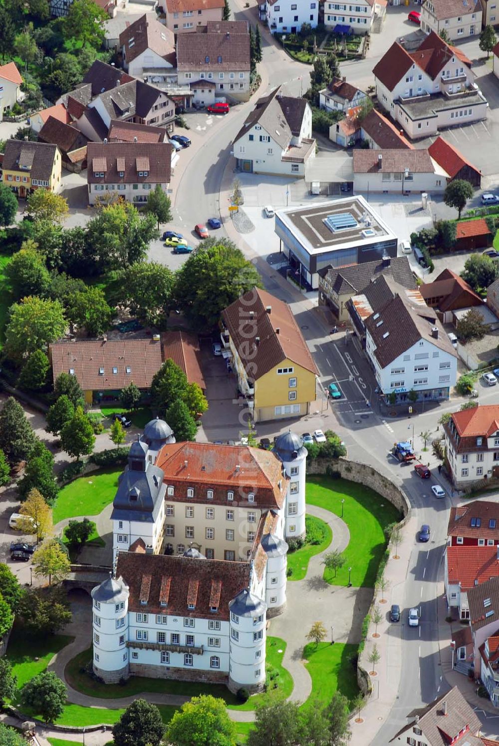 Aerial photograph Pfedelbach - , Blick auf Schloss Pfedelbach. Das ehemalige Wasserschloß wurde 1572 von Graf Eberhard von Waldenburg im Renaissance-Stil erbaut. Seit 1962 ist es im Besitz der Gemeinde Pfedelbach. Bürgermeisteramt , Hauptstr. 17, 74629 Pfedelbach, Telefon: 07941/6081-0,