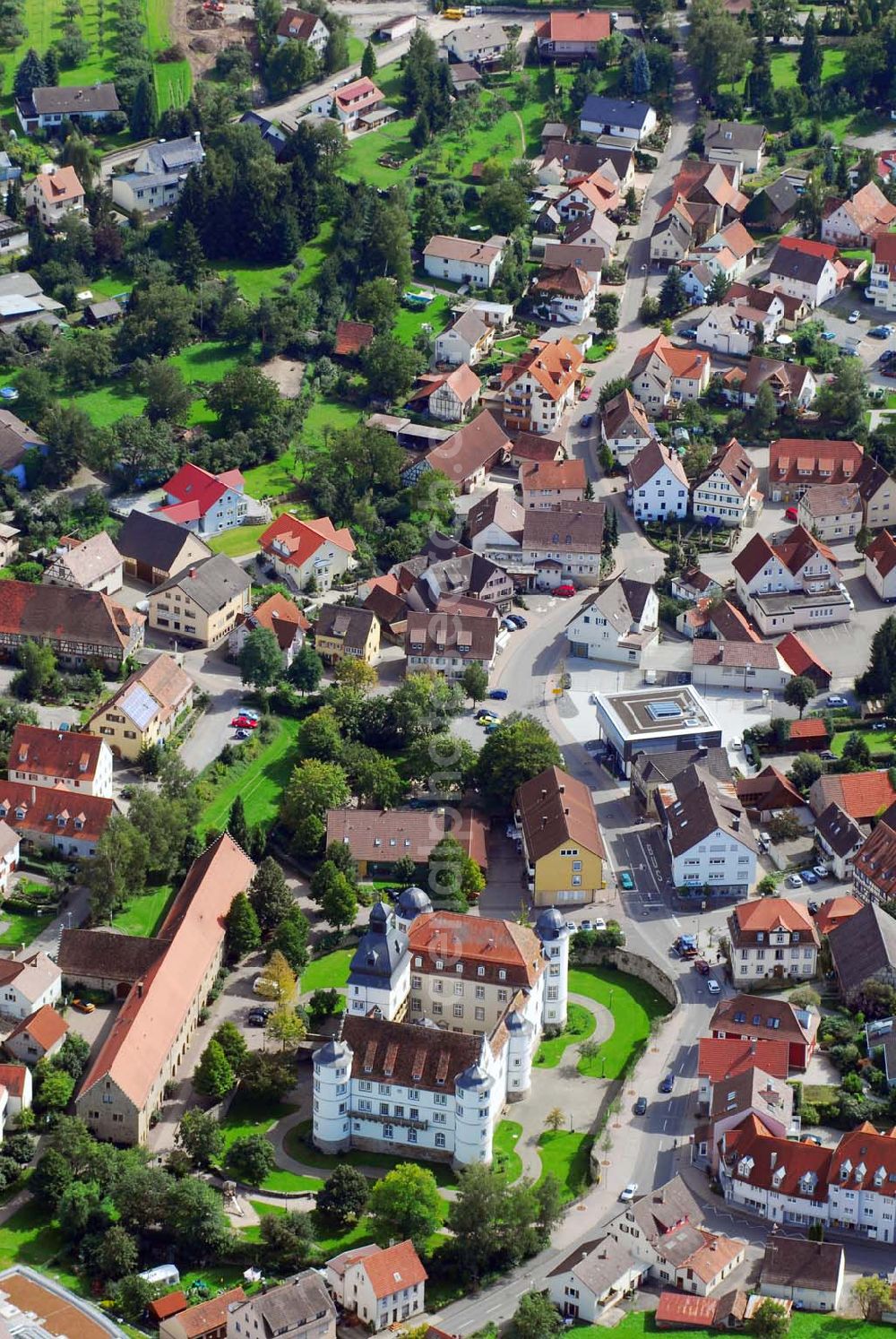 Pfedelbach from above - , Blick auf Schloss Pfedelbach. Das ehemalige Wasserschloß wurde 1572 von Graf Eberhard von Waldenburg im Renaissance-Stil erbaut. Seit 1962 ist es im Besitz der Gemeinde Pfedelbach. Bürgermeisteramt , Hauptstr. 17, 74629 Pfedelbach, Telefon: 07941/6081-0,