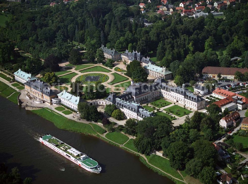 Aerial photograph Pillnitz - Blick auf das Schloss Pillnitz in Sachsen. Das Schoss ist aus dem 18. Jahrundert und liegt an der Elbe im Dorf Pillnitz, Ortsteil von Dresden.