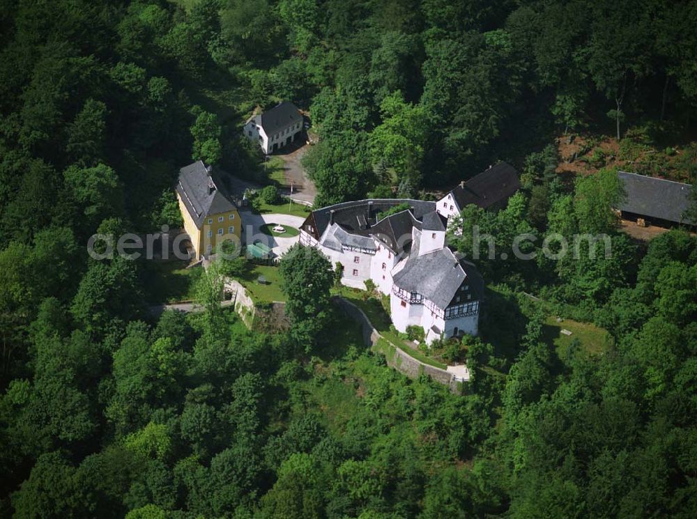 Aerial photograph Lengefeld - Blick auf das Schloss Rauenstein in Lengefeld. Die Ersterwähnung der Burg erfolgte 1323 die Erstbebauung wird aber um 1200 angenommen.