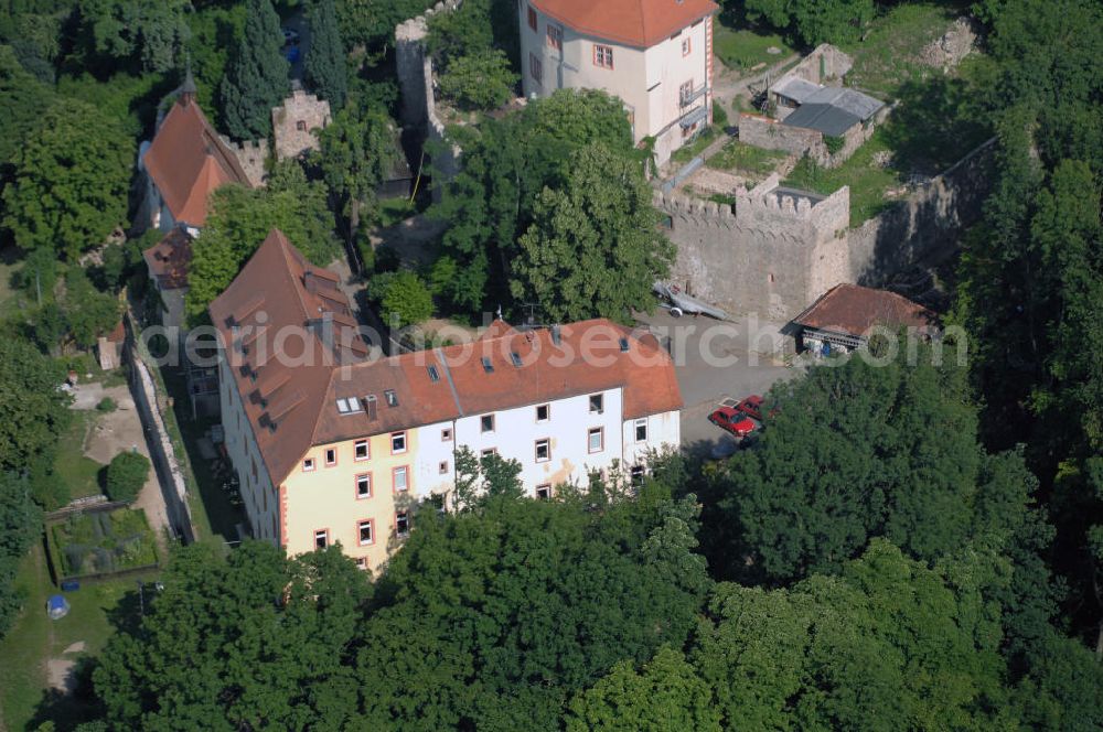 Reichelsheim from the bird's eye view: Blick auf das Schloss Reichenberg in Reichelsheim im Odenwald. Das Schloss Reichenberg befindet sich 100 m über dem Ort und 328 m über dem Meeresspiegel. Nach einer Quelle soll die erste Burg von den Herren von Crumpach um 1150 erbaut worden sein. Seit 1994 gehört das komplette Schloss der Offensive Junger Christen. Diese hat die gotische Michaelskapelle restauriert. Die ökumenischen Kommunität nutzt das Schloss als Tagungs- und Begegnungsort und betreibt ein öffentliches Schlosscafe. Kontakt: Gemeindeverwaltung Reichelsheim, Bismarckstraße 43, 64385 Reichelsheim, Tel. (0)6164 508 0, Fax (0)6164 508 33, gemeinde@reichelsheim.de