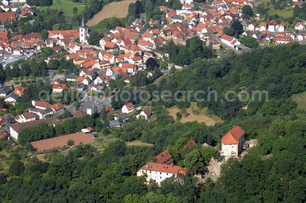 Aerial image Reichelsheim - Blick auf das Schloss Reichenberg in Reichelsheim im Odenwald. Das Schloss Reichenberg befindet sich 100 m über dem Ort und 328 m über dem Meeresspiegel. Nach einer Quelle soll die erste Burg von den Herren von Crumpach um 1150 erbaut worden sein. Seit 1994 gehört das komplette Schloss der Offensive Junger Christen. Diese hat die gotische Michaelskapelle restauriert. Die ökumenischen Kommunität nutzt das Schloss als Tagungs- und Begegnungsort und betreibt ein öffentliches Schlosscafe. Kontakt: Gemeindeverwaltung Reichelsheim, Bismarckstraße 43, 64385 Reichelsheim, Tel. (0)6164 508 0, Fax (0)6164 508 33, gemeinde@reichelsheim.de