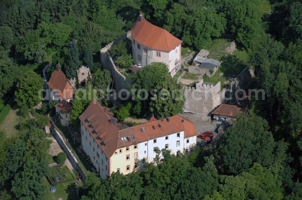 Reichelsheim from above - Blick auf das Schloss Reichenberg in Reichelsheim im Odenwald. Das Schloss Reichenberg befindet sich 100 m über dem Ort und 328 m über dem Meeresspiegel. Nach einer Quelle soll die erste Burg von den Herren von Crumpach um 1150 erbaut worden sein. Seit 1994 gehört das komplette Schloss der Offensive Junger Christen. Diese hat die gotische Michaelskapelle restauriert. Die ökumenischen Kommunität nutzt das Schloss als Tagungs- und Begegnungsort und betreibt ein öffentliches Schlosscafe. Kontakt: Gemeindeverwaltung Reichelsheim, Bismarckstraße 43, 64385 Reichelsheim, Tel. (0)6164 508 0, Fax (0)6164 508 33, gemeinde@reichelsheim.de