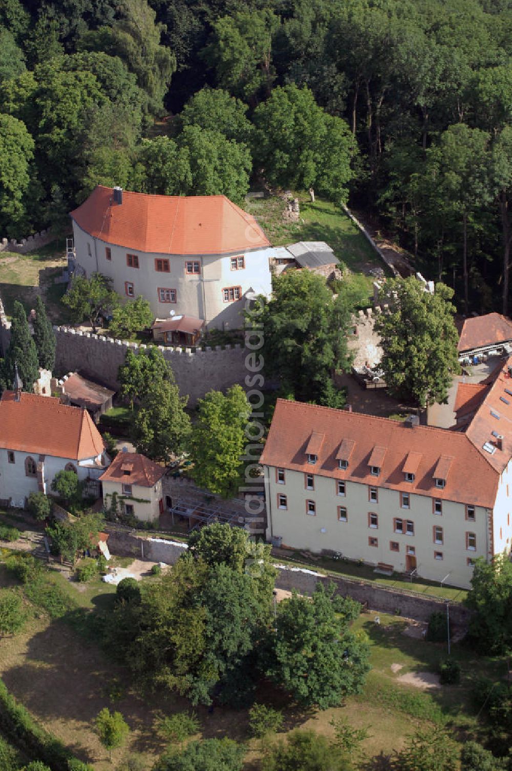 Reichelsheim from the bird's eye view: Blick auf das Schloss Reichenberg in Reichelsheim im Odenwald. Das Schloss Reichenberg befindet sich 100 m über dem Ort und 328 m über dem Meeresspiegel. Nach einer Quelle soll die erste Burg von den Herren von Crumpach um 1150 erbaut worden sein. Seit 1994 gehört das komplette Schloss der Offensive Junger Christen. Diese hat die gotische Michaelskapelle restauriert. Die ökumenischen Kommunität nutzt das Schloss als Tagungs- und Begegnungsort und betreibt ein öffentliches Schlosscafe. Kontakt: Gemeindeverwaltung Reichelsheim, Bismarckstraße 43, 64385 Reichelsheim, Tel. (0)6164 508 0, Fax (0)6164 508 33, gemeinde@reichelsheim.de