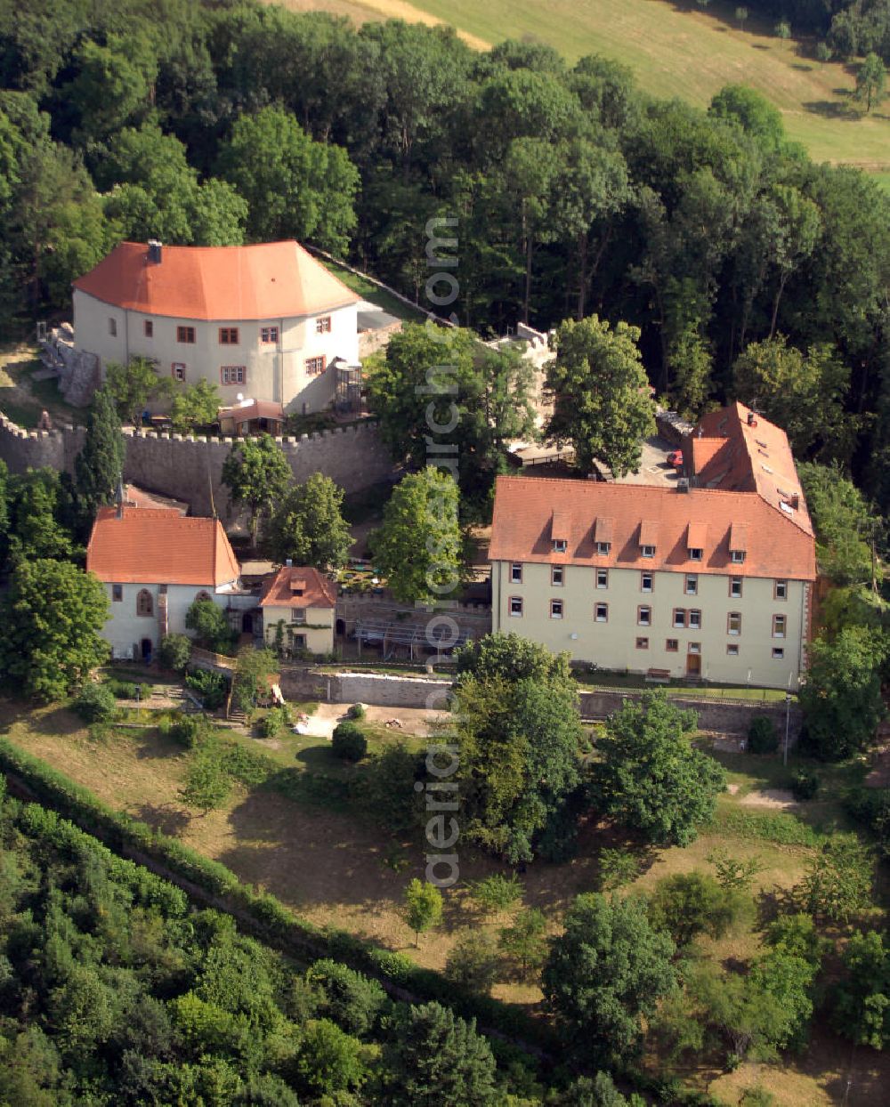 Aerial image Reichelsheim - Blick auf das Schloss Reichenberg in Reichelsheim im Odenwald. Das Schloss Reichenberg befindet sich 100 m über dem Ort und 328 m über dem Meeresspiegel. Nach einer Quelle soll die erste Burg von den Herren von Crumpach um 1150 erbaut worden sein. Seit 1994 gehört das komplette Schloss der Offensive Junger Christen. Diese hat die gotische Michaelskapelle restauriert. Die ökumenischen Kommunität nutzt das Schloss als Tagungs- und Begegnungsort und betreibt ein öffentliches Schlosscafe. Kontakt: Gemeindeverwaltung Reichelsheim, Bismarckstraße 43, 64385 Reichelsheim, Tel. (0)6164 508 0, Fax (0)6164 508 33, gemeinde@reichelsheim.de