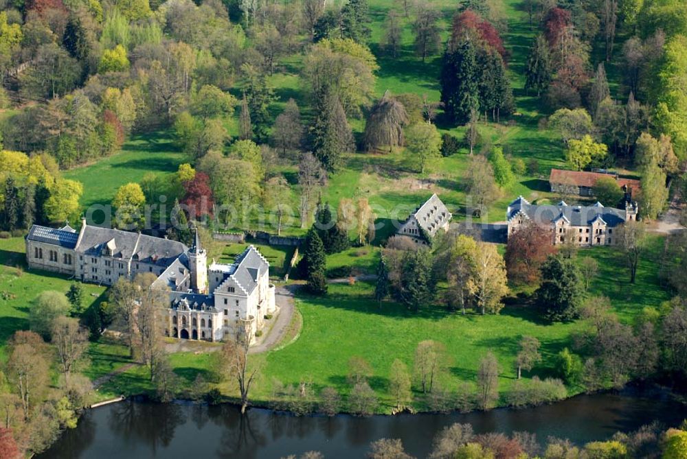 Friedrichroda (Thüringen) from above - Blick auf Schloss Reinhardsbrunn bei Friedrichroda im Thüringer Wald. Seit dem 1085 befand sich an dieser Stelle das Hauskloster der Landgrafen von Thüringen. Währendnd des Bauernkrieges wurde es geplündert und zerstört. 1827 entstand anstelle des Klosters ein Lustschloss und später ein Landschaftspark. Heute befinden sich auf dem Gelände ein Hotel und ein Fortbildungszentrum. Kontakt: post@schloss-reinhardsbrunn.com,