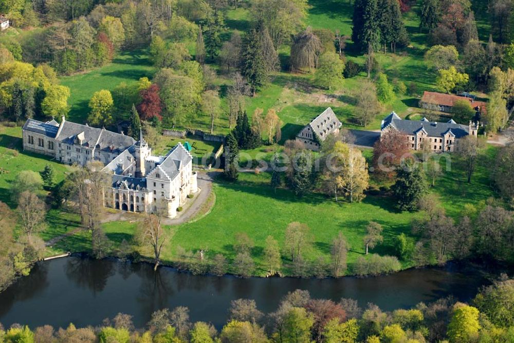 Friedrichroda (Thüringen) from the bird's eye view: Blick auf Schloss Reinhardsbrunn bei Friedrichroda im Thüringer Wald. Seit dem 1085 befand sich an dieser Stelle das Hauskloster der Landgrafen von Thüringen. Währendnd des Bauernkrieges wurde es geplündert und zerstört. 1827 entstand anstelle des Klosters ein Lustschloss und später ein Landschaftspark. Heute befinden sich auf dem Gelände ein Hotel und ein Fortbildungszentrum. Kontakt: post@schloss-reinhardsbrunn.com,