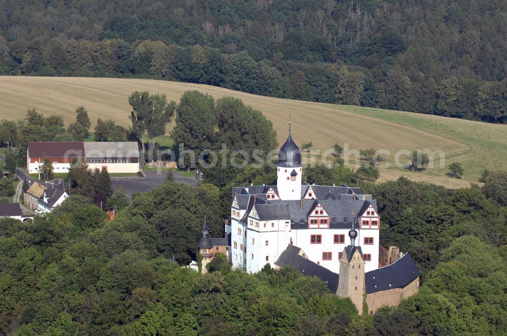 Lunzenau from the bird's eye view: Blick auf Schloss Rochsburg im gleichnamigen Stadtteil von Lunzenau in Sachsen. Die Burganlage mit mittelalterlichem Charakter besteht aus einer vierflügeligen Kernburg, die um 1200 errichtet wurde. Außerdem gehört ein Bergfried zum Schloss, der kurze Zeit später im Zentrum der Schloss- bzw. Burganalage errichtet wurde. Das Schloss Rochsburg ist an drei Seiten von der Zwicker Mulde umgeben und nur durch eine Zugbrücke erreichbar. Ursprünglich war das Schloss im Besitz des Adelsgeschlechts Schönburg, doch seit 1952 befindet es sich im Besitz des Landkreises Mittweida, der durch ständige Sanierungsarbeiten versucht das kleine Schlösschen zu erhalten. Kontakt: Schloss Rochsburg, Schloßstraße 1 09328 Lunzenau, Tel. +49(0)37383 6703, Fax +49(0)37383 83788, Email: museum_rochsburg@t-online.de