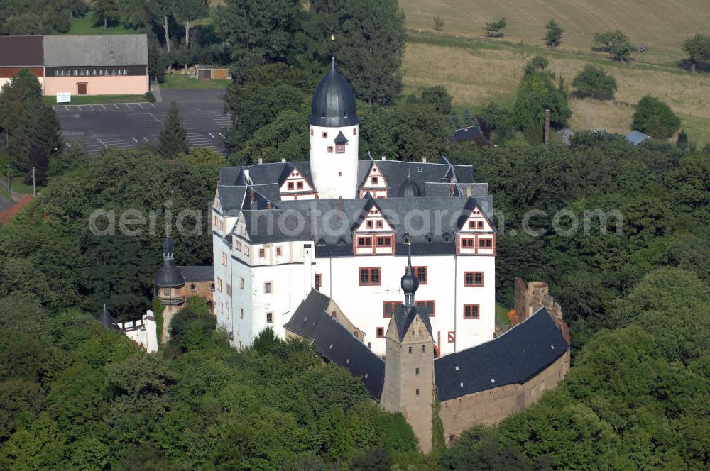 Aerial image Lunzenau - Blick auf Schloss Rochsburg im gleichnamigen Stadtteil von Lunzenau in Sachsen. Die Burganlage mit mittelalterlichem Charakter besteht aus einer vierflügeligen Kernburg, die um 1200 errichtet wurde. Außerdem gehört ein Bergfried zum Schloss, der kurze Zeit später im Zentrum der Schloss- bzw. Burganalage errichtet wurde. Das Schloss Rochsburg ist an drei Seiten von der Zwicker Mulde umgeben und nur durch eine Zugbrücke erreichbar. Ursprünglich war das Schloss im Besitz des Adelsgeschlechts Schönburg, doch seit 1952 befindet es sich im Besitz des Landkreises Mittweida, der durch ständige Sanierungsarbeiten versucht das kleine Schlösschen zu erhalten. Kontakt: Schloss Rochsburg, Schloßstraße 1 09328 Lunzenau, Tel. +49(0)37383 6703, Fax +49(0)37383 83788, Email: museum_rochsburg@t-online.de