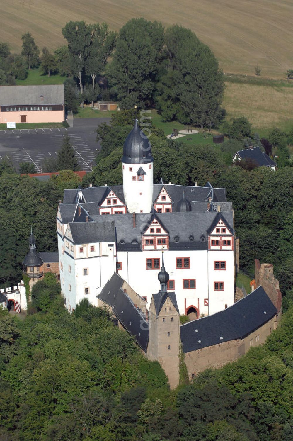 Aerial photograph Lunzenau - Blick auf Schloss Rochsburg im gleichnamigen Stadtteil von Lunzenau in Sachsen. Die Burganlage mit mittelalterlichem Charakter besteht aus einer vierflügeligen Kernburg, die um 1200 errichtet wurde. Außerdem gehört ein Bergfried zum Schloss, der kurze Zeit später im Zentrum der Schloss- bzw. Burganalage errichtet wurde. Das Schloss Rochsburg ist an drei Seiten von der Zwicker Mulde umgeben und nur durch eine Zugbrücke erreichbar. Ursprünglich war das Schloss im Besitz des Adelsgeschlechts Schönburg, doch seit 1952 befindet es sich im Besitz des Landkreises Mittweida, der durch ständige Sanierungsarbeiten versucht das kleine Schlösschen zu erhalten. Kontakt: Schloss Rochsburg, Schloßstraße 1 09328 Lunzenau, Tel. +49(0)37383 6703, Fax +49(0)37383 83788, Email: museum_rochsburg@t-online.de