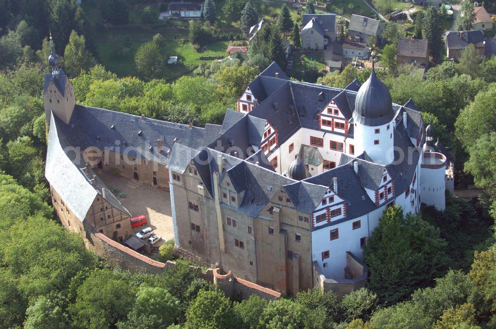 Lunzenau from the bird's eye view: Blick auf Schloss Rochsburg im gleichnamigen Stadtteil von Lunzenau in Sachsen. Die Burganlage mit mittelalterlichem Charakter besteht aus einer vierflügeligen Kernburg, die um 1200 errichtet wurde. Außerdem gehört ein Bergfried zum Schloss, der kurze Zeit später im Zentrum der Schloss- bzw. Burganalage errichtet wurde. Das Schloss Rochsburg ist an drei Seiten von der Zwicker Mulde umgeben und nur durch eine Zugbrücke erreichbar. Ursprünglich war das Schloss im Besitz des Adelsgeschlechts Schönburg, doch seit 1952 befindet es sich im Besitz des Landkreises Mittweida, der durch ständige Sanierungsarbeiten versucht das kleine Schlösschen zu erhalten. Kontakt: Schloss Rochsburg, Schloßstraße 1 09328 Lunzenau, Tel. +49(0)37383 6703, Fax +49(0)37383 83788, Email: museum_rochsburg@t-online.de