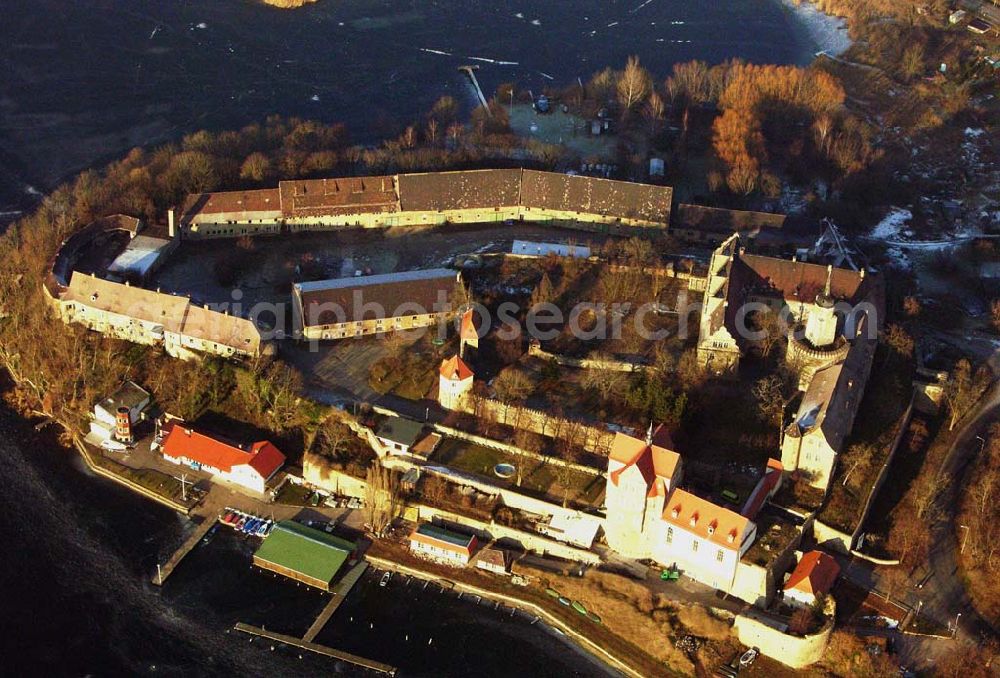 Aerial photograph Seeburg / Sachsen-Anhalt - 16.01.2006: Auf einer Halbinsel an der Ostseite des Süßen Sees erhebt sich Schloß Seeburg. Die Halbinsel am Süßen See ist nicht nur mit dem Schloß sondern auch durch den ehemaligen Gutshof bebaut. Geschäftsführer:Dipl.-Wi.-Ing. Claus Dieter Meinzer; Dipl.-Ing. Manfred Müller-Jehle; Anschrift:Thaddenstraße 14a; D - 69469 Weinheim;Telefon: (06201) 6 81 81; Telefax: (06201) 1 59 01; E-Mail: csg@schloss-seeburg.de